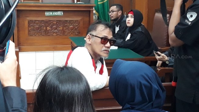 Tio Pakusadewo menjalani sidang vonis. (Wahyu Tri Laksono/Suara.com)