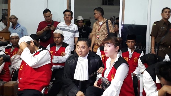 Roro Fitria bersama tahanan lain di Pengadilan Negeri Jakarta Selatan. (Wahyu Tri Laksono/Suara.com)