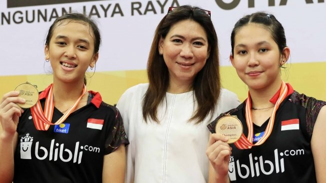 Kepala Bidang Pembinaan dan Prestasi PP PBSI, Susy Susanti (tengah) bersama peraih medali emas Asia Junior Championship 2018, Febriana Dwipuji Kusuma / Ribka Sugiarto di Jaya Raya Sport Hall Training Center, Jakarta. [Humas PBSI]