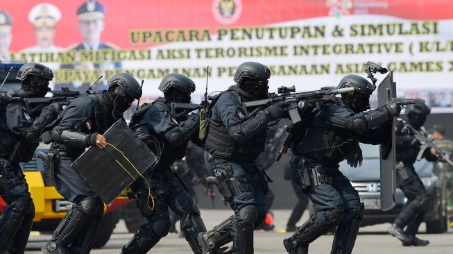 Personel gabungan TNI dan Polri melakukan simulasi penanganan teror yang diprakarsai oleh Badan Nasional Penanggulangan Terorisme (BNPT) di Kawasan JI Expo, Kemayoran, Jakarta, Rabu (25/7). Simulasi dalam rangka penutupan latihan mitigasi aksi terorisme integrative yang diikuti personel TNI, Polri dan instasi terkait tersebut sebagai upaya pengamanan pelaksanaan Asian Games 2018. ANTARA FOTO/Wahyu Putro A