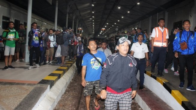 Ribuan Bobotoh dan Viking tiba di Surabaya. (Dimas Angga Putra/Suara.com)