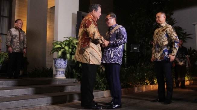 Ketua Umum Partai Demokrat Susilo Bambang Yudhoyono (SBY) menerima kedatangan Ketua Umum Partai Amanat Nasional (PAN) Zulkifli Hasan sebelum melakukan pertemuan tertutup di kediaman SBY di kawasan Mega Kuningan, Jakarta, Rabu (25/7). Pertemuan ini merupakan tindak lanjut dari komunikasi politik yang dibangun Partai Demokrat dan PAN jelang Pilpres 2019. [suara.com/Muhaimin A Untung]