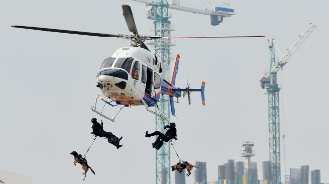 Personel gabungan TNI dan Polri melakukan simulasi penanganan teror yang diprakarsai oleh Badan Nasional Penanggulangan Terorisme (BNPT) di Kawasan JI Expo, Kemayoran, Jakarta, Rabu (25/7). Simulasi dalam rangka penutupan latihan mitigasi aksi terorisme integrative yang diikuti personel TNI, Polri dan instasi terkait tersebut sebagai upaya pengamanan pelaksanaan Asian Games 2018. ANTARA FOTO/Wahyu Putro A