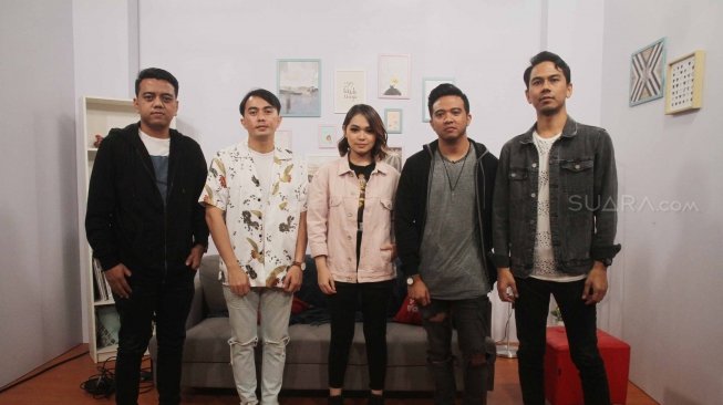  Grup Band Geisha saat berkunjung di kantor suara.com, Jakarta, Selasa (24/7). Dalam kunjunganya Band Geisha memperkenalkan Regina Poetiray sebagai vokalis baru Geisha. [suara.com/Muhaimin A Untung]