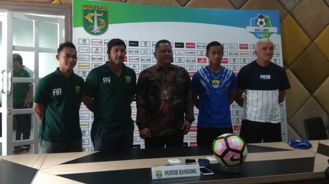 Pelatih Persebaya Surabaya, Angel Alfredo Vera (kiri) dan pelatih Persib, Roberto Carlos Mario Gomez berpose usai jumpa pers. (Suara.com/Dimas Angga P) 