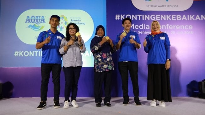 Rosida (tengah), penemu bakat Lalu Muhammad Zohri yang merupakan guru olahraga di SMP 1 Pamenang Kabupaten Lombok Utara di Jakarta Convention Center, Senayan, Jakarta, Rabu (25/7/2018). [Dok. Ist]