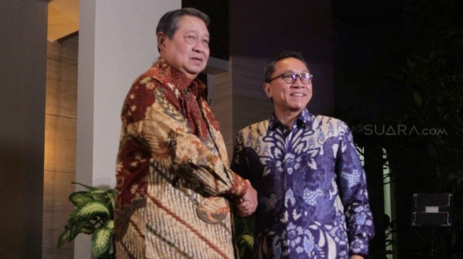 Ketua Umum Partai Demokrat Susilo Bambang Yudhoyono (SBY) menerima kedatangan Ketua Umum Partai Amanat Nasional (PAN) Zulkifli Hasan sebelum melakukan pertemuan tertutup di kediaman SBY di kawasan Mega Kuningan, Jakarta, Rabu (25/7). Pertemuan ini merupakan tindak lanjut dari komunikasi politik yang dibangun Partai Demokrat dan PAN jelang Pilpres 2019. [suara.com/Muhaimin A Untung]