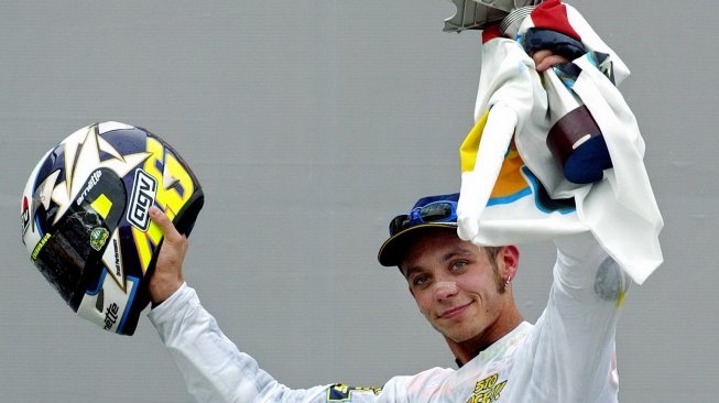 Valentino Rossi saat menjadi juara dunia MotoGP untuk ketiga kalinya 15 tahun lalu, tepatnya tahun 2003, bersama tim Repsol Honda. [AFP/Jimin Lai]