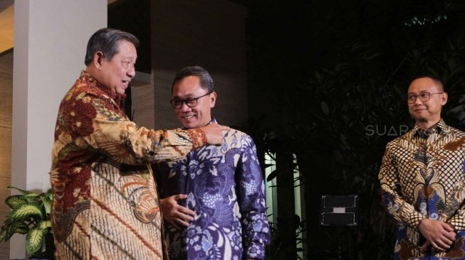 Ketua Umum Partai Demokrat Susilo Bambang Yudhoyono (SBY) menerima kedatangan Ketua Umum Partai Amanat Nasional (PAN) Zulkifli Hasan sebelum melakukan pertemuan tertutup di kediaman SBY di kawasan Mega Kuningan, Jakarta, Rabu (25/7). Pertemuan ini merupakan tindak lanjut dari komunikasi politik yang dibangun Partai Demokrat dan PAN jelang Pilpres 2019. [suara.com/Muhaimin A Untung]