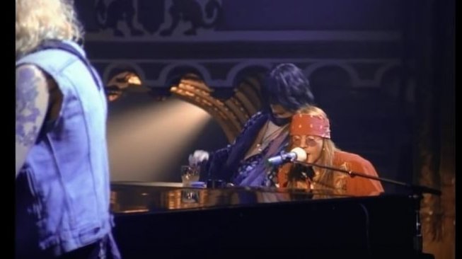 Guns N' Roses di video klip November Rain. (YouTube)