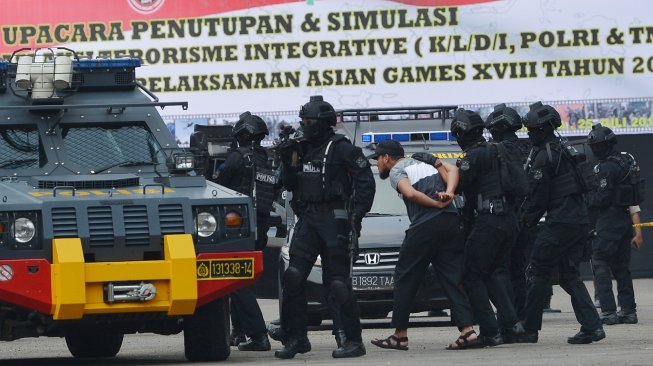 Personel gabungan TNI dan Polri melakukan simulasi penanganan teror yang diprakarsai oleh Badan Nasional Penanggulangan Terorisme (BNPT) di Kawasan JI Expo, Kemayoran, Jakarta, Rabu (25/7). Simulasi dalam rangka penutupan latihan mitigasi aksi terorisme integrative yang diikuti personel TNI, Polri dan instasi terkait tersebut sebagai upaya pengamanan pelaksanaan Asian Games 2018. ANTARA FOTO/Wahyu Putro 