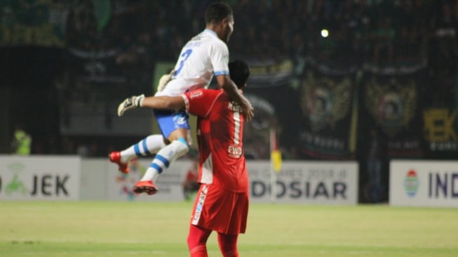 Kiper Persib Bandung, M Natshir Fadhil (kanan) meluapkan kegembiraan bersama rekan setimnya setelah menang atas Persebaya Surabaya. (Suara.com/Dimas Angga P)    