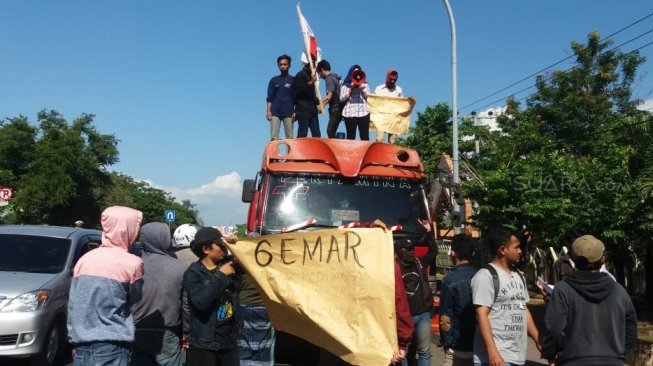 Sejumlah mahasiswa di Makassar menggelar unjuk rasa menolak rencana kedatangan Presiden Joko Widodo alias Jokowi. (lirzam wahid/Suara.com)
