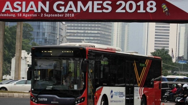 Bus Transjakarta melintas di sekitar Bunderan HI, Jakarta, Kamis (26/7). Wakil Gubernur DKI Jakarta Sandiaga Uno mengusulkan bus Transjakarta digratiskan diakhir pekan saat perhelatan Asian Games 2018  pada 18 Agustus hingga 2 September mendatang.  [suara.com/Muhaimin A Untung]
