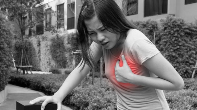 Perempuan terkena serangan jantung. (Shutterstock)