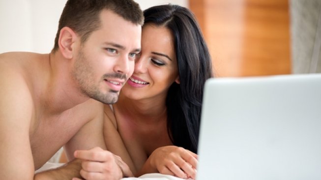 Ilustrasi menonton film porno bersama pasangan. (Shutterstock)