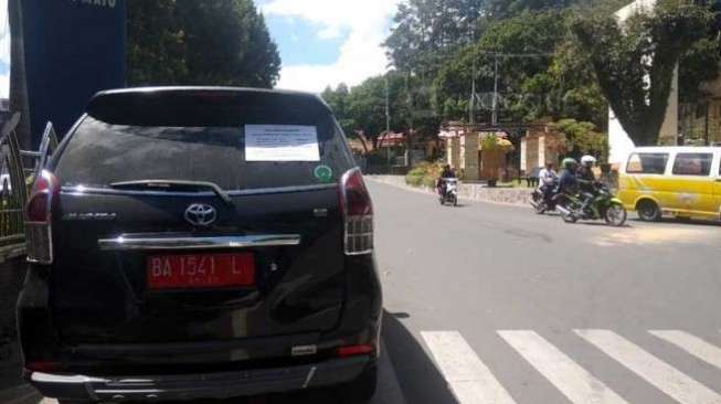 Parkir Sembarangan, Satu Mobil Plat Merah Digembok di Bukittinggi