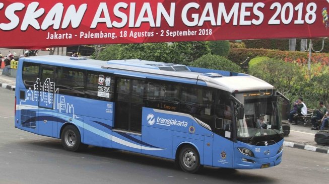 Bus Transjakarta melintas di sekitar Bunderan HI, Jakarta, Kamis (26/7). Wakil Gubernur DKI Jakarta Sandiaga Uno mengusulkan bus Transjakarta digratiskan diakhir pekan saat perhelatan Asian Games 2018  pada 18 Agustus hingga 2 September mendatang.  [suara.com/Muhaimin A Untung]