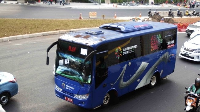 Bus Transjakarta melintas di sekitar Bunderan HI, Jakarta, Kamis (26/7). Wakil Gubernur DKI Jakarta Sandiaga Uno mengusulkan bus Transjakarta digratiskan diakhir pekan saat perhelatan Asian Games 2018  pada 18 Agustus hingga 2 September mendatang.  [suara.com/Muhaimin A Untung]