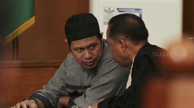  Pimpinan JAD Zainal Anshori alias Abu Fahry alias Qomaruddin bin M Ali  mengikuti sidang tuntutan pembubaran Jamaah Ansharut Daulah (JAD) di Pengadilan Negeri Jakarta Selatan, Jakarta, Selasa (24/7). Jaksa Penuntut Umum (JPU) menuntut membekukan korporasi JAD karena termasuk kelompok yang terlarang dan berafiliasi dengan ISIS (Islamic State in Iraq dan Syria) atau DAESH (Al-Dawis Al-Sham) atau ISIL (Islamic State of Iraq and Levant) atau IS (Islamic State) dan didenda sebesar Rp.5.000.000. [suara/Muhaimin A Untung]