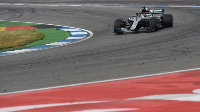 Pebalap Inggris Lewis Hamilton beraksi di sirkuit Hockenheim. Dalam balapan yang berlangsung Minggu (22/7/2018), Hamilton berhasil finis terdepan meski start dari posisi 14 [AFP] 