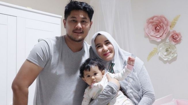 Ryana Dea bersama suami, Puadin Redi dan putrinya. (Instagram)