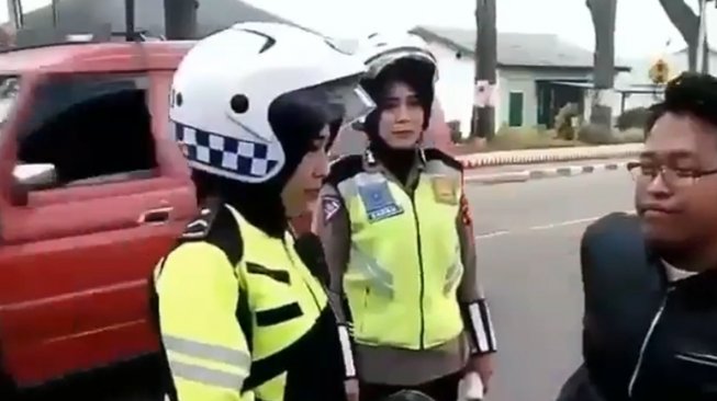 Di Bukittinggi Polwan Cantik Berani Naik Motor Antik
