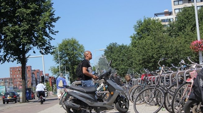 Wisata sepeda ontel di Amsterdam. [suara.com/Madinah]