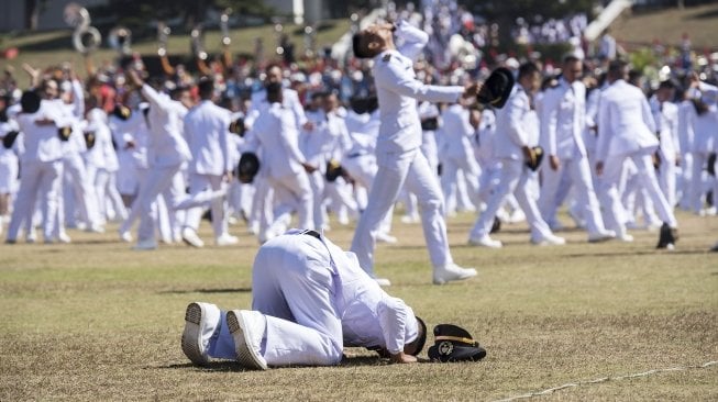 Presiden Joko Widodo melantik lulusan angkatan XXV saat wisuda dan Pelantikan Pamong Praja Muda (PPM) Institut Pemerintahan Dalam Negeri (IPDN) Tahun 2018 di Jatinangor, Sumedang, Jawa Barat, Jumat (27/7). Presiden Joko Widodo melantik sebanyak 1.456 Pamong Praja Muda yang akan ditempatkan di seluruh pelosok daerah di Indonesia. ANTARA FOTO/M Agung Rajasa