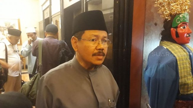 Mantan Juru Bicara Hizbut Tahrir Indonesia—organisasi terlarang—Ismail Yusanto, tampak menghadiri acara politik yang digelar GNPF Ulama di hotel bintang empat Menara Peninsula, Jakarta Barat, Jumat (27/7/2018). [Suara.com/Ria Rizki Nirmala Sari]