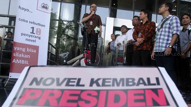 Penyidik KPK Novel Baswedan berpidato saat hari pertama masuk kerja pasca kasus penyiraman air keras di Gedung KPK, Jumat (27/7).  Novel Baswedan kembali bekerja setelah 16 Bulan absen karena harus menjalani perawatan intensif kedua matanya pasca kasus penyiraman air keras 11 April 2017, pada kesempatan tersebut, KPK mendesak Presiden membuat Tim Gabungan Pencari Fakta (TGPF) untuk menuntaskan kasus yang 16 bulan belum terungkap. [suara.com/Muhaimin A Untung]