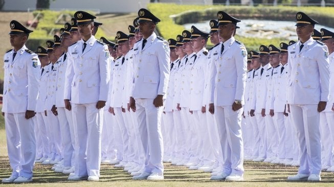 Presiden Joko Widodo  melantik lulusan angkatan XXV saat wisuda dan Pelantikan Pamong Praja Muda (PPM) Institut Pemerintahan Dalam Negeri (IPDN) Tahun 2018 di Jatinangor, Sumedang, Jawa Barat, Jumat (27/7). Presiden Joko Widodo melantik sebanyak 1.456 Pamong Praja Muda yang akan ditempatkan di seluruh pelosok daerah di Indonesia. ANTARA FOTO/M Agung Rajasa