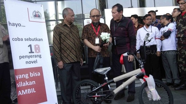 Penyidik KPK Novel Baswedan berpidato saat hari pertama masuk kerja pasca kasus penyiraman air keras di Gedung KPK, Jumat (27/7).  Novel Baswedan kembali bekerja setelah 16 Bulan absen karena harus menjalani perawatan intensif kedua matanya pasca kasus penyiraman air keras 11 April 2017, pada kesempatan tersebut, KPK mendesak Presiden membuat Tim Gabungan Pencari Fakta (TGPF) untuk menuntaskan kasus yang 16 bulan belum terungkap. [suara.com/Muhaimin A Untung]