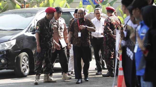 Penyidik KPK Novel Baswedan berpidato saat hari pertama masuk kerja pasca kasus penyiraman air keras di Gedung KPK, Jumat (27/7).  Novel Baswedan kembali bekerja setelah 16 Bulan absen karena harus menjalani perawatan intensif kedua matanya pasca kasus penyiraman air keras 11 April 2017, pada kesempatan tersebut, KPK mendesak Presiden membuat Tim Gabungan Pencari Fakta (TGPF) untuk menuntaskan kasus yang 16 bulan belum terungkap. [suara.com/Muhaimin A Untung]