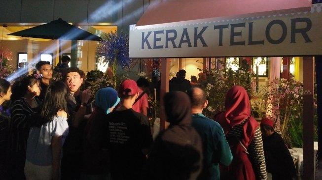 Jajanan khas Betawi, kerak telor disediakan secara gratis di gala premier film Si Doel The Movie. (Sumarni/Suara.com)