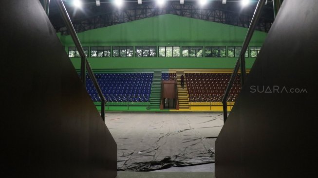 Suasana GOR Bulungan yang dijadikan venue cabang olahraga bola voli pada Asian Games 2018 di Jakarta, Minggu (29/7). Ombudsman RI mengatakan GOR Bulungan dinilai tidak memenuhi standar arena pertandingan karena tidak dapat memenuhi standar yang ditetapkan Dewan Olimpiade Asia (OCA) yang menargetkan setiap venue dapat menampung 2.000 penonton sementara GOR Bulungan hanya mampu menampung 900 penonton serta minimnya fasilitas umum sehingga masuk dalam kategori zona merah. [Suara.com/Oke Dwi Atmaja]