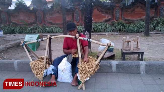 Demi Biaya Sekolah Anak, Keliling Jualan Kacang Banyuwangi - Bali