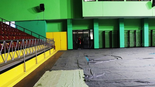 Suasana GOR Bulungan yang dijadikan venue cabang olahraga bola voli pada Asian Games 2018 di Jakarta, Minggu (29/7). Ombudsman RI mengatakan GOR Bulungan dinilai tidak memenuhi standar arena pertandingan karena tidak dapat memenuhi standar yang ditetapkan Dewan Olimpiade Asia (OCA) yang menargetkan setiap venue dapat menampung 2.000 penonton sementara GOR Bulungan hanya mampu menampung 900 penonton serta minimnya fasilitas umum sehingga masuk dalam kategori zona merah. [Suara.com/Oke Dwi Atmaja]