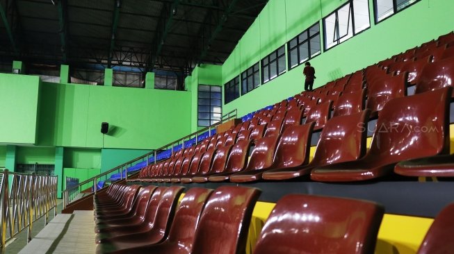 Suasana GOR Bulungan yang dijadikan venue cabang olahraga bola voli pada Asian Games 2018 di Jakarta, Minggu (29/7). Ombudsman RI mengatakan GOR Bulungan dinilai tidak memenuhi standar arena pertandingan karena tidak dapat memenuhi standar yang ditetapkan Dewan Olimpiade Asia (OCA) yang menargetkan setiap venue dapat menampung 2.000 penonton sementara GOR Bulungan hanya mampu menampung 900 penonton serta minimnya fasilitas umum sehingga masuk dalam kategori zona merah. [Suara.com/Oke Dwi Atmaja]