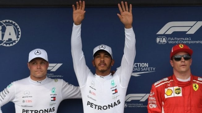 Pebalap Mercedes, Lewis Hamilton (tengah), meraih pole position dalam sesi kualifikasi F1 GP Hungaria, Sabtu (28/7/2018). Diikuti kemudian oleh rekan setimnya Valtteri Bottas (kiri) dan pebalap Ferrari, Kimi Raikkonen. [AFP/Attila Kisbenedek]