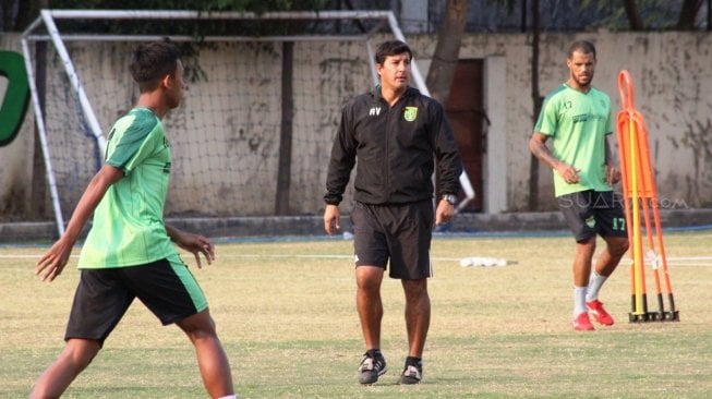 Pelatih Persebaya Surabaya, Alfredo Vera, dalam salah satu sesi latihan timnya. [Suara.com/Dimas Angga P]