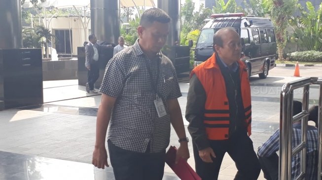 Ke KPK, Juru Kunci Kasus Suap Wali Kota Blitar Pasang Muka Muram