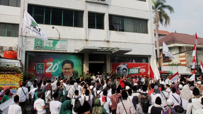 Ratusan Santri dari Kota Banjar yang mengatasnamakan diri Laskar Santri mendatangi kantor DPP PKB, Jakarta, Senin (30/7). Kedatangan mereka untuk memberikan dukungan kepada Ketum PKB Muhaimin Iskandar atau Cak Imin  menjadi calon wakil presiden untuk Joko Widodo.[Suara.com/Oke Dwi Atmaja].