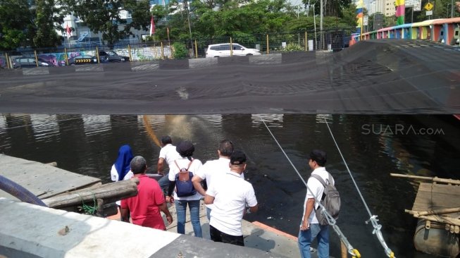 HKTI Tabur Bubuk Pewangi ke Kali Item