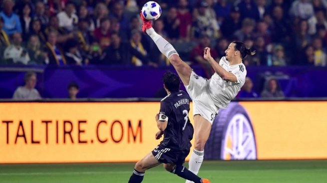 Striker LA Galaxy, Zlatan Ibrahimovic sedang beraksi dalam laga kontra Atlanta United pada April 2018 lalu. [AFP/Frederic J Brown]