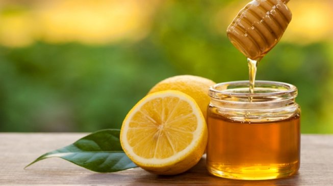 Ilustrasi madu dan lemon. (Shutterstock)