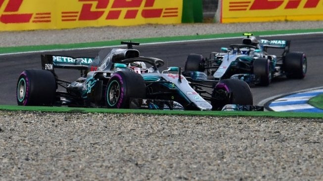 Pebalap Mercedes, Lewis Hamilton, berada di depan rekan setimnya Valtteri Bottas pada balapan F1 GP Jerman di Sirkuit Hockenheim. [AFP/Andrej Isakovic]