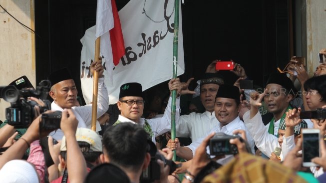 Ratusan Santri dari Kota Banjar yang mengatasnamakan diri Laskar Santri mendatangi kantor DPP PKB, Jakarta, Senin (30/7). Kedatangan mereka untuk memberikan dukungan kepada Ketum PKB Muhaimin Iskandar atau Cak Imin  menjadi calon wakil presiden untuk Joko Widodo.[Suara.com/Oke Dwi Atmaja].