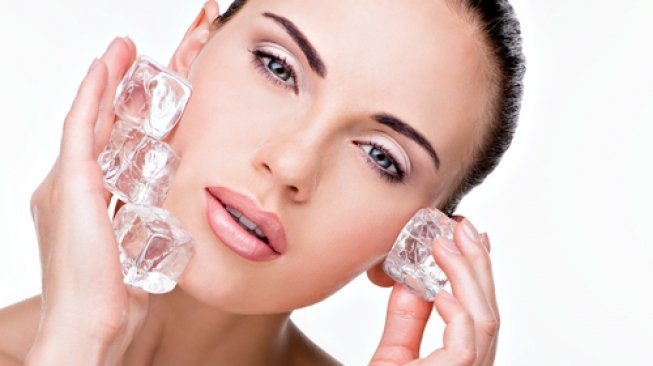 Perawatan wajah dengan es batu. (Shutterstock)