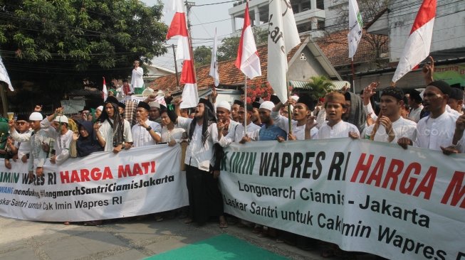 Ratusan Santri dari Kota Banjar yang mengatasnamakan diri Laskar Santri mendatangi kantor DPP PKB, Jakarta, Senin (30/7). Kedatangan mereka untuk memberikan dukungan kepada Ketum PKB Muhaimin Iskandar atau Cak Imin  menjadi calon wakil presiden untuk Joko Widodo.[Suara.com/Oke Dwi Atmaja].